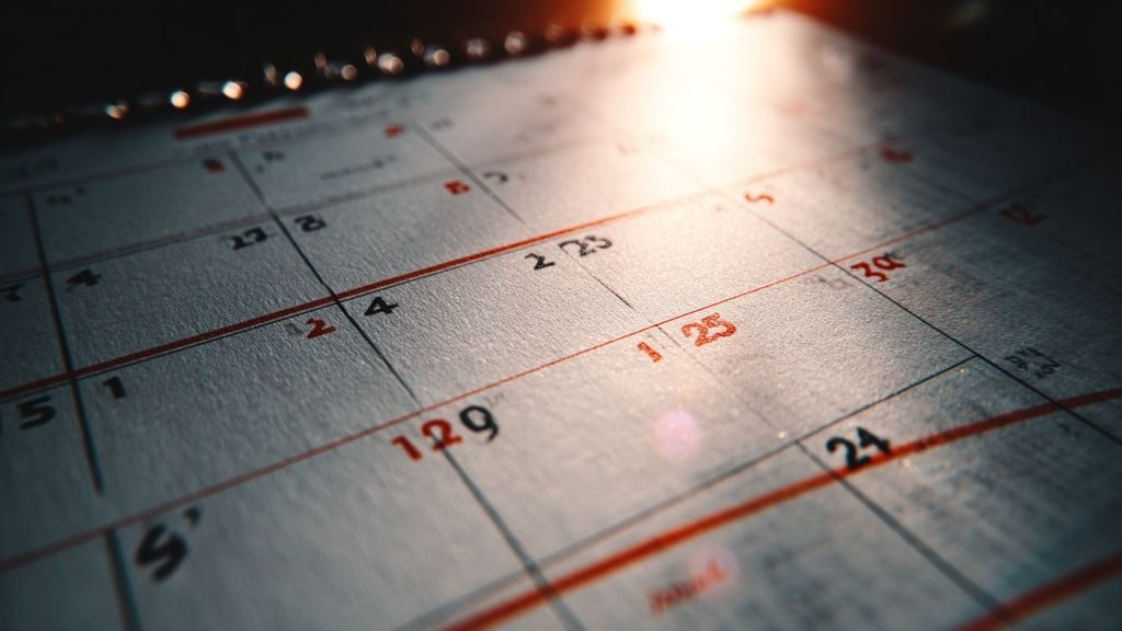 Quelles exceptions au délai standard de deux mois existent